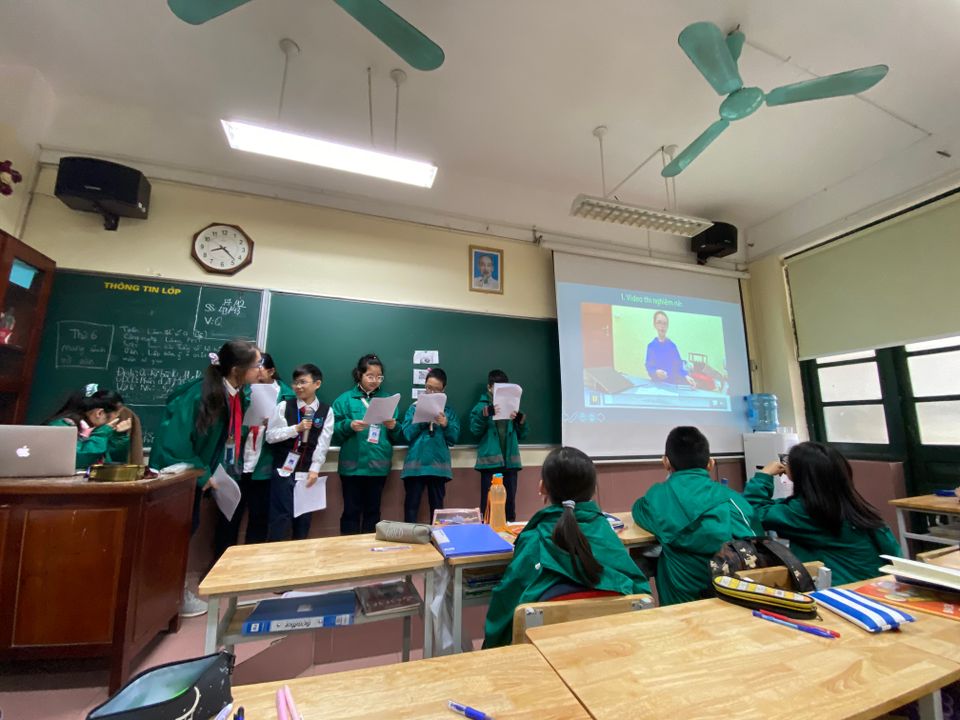 Một bài thuyết trình có 5 bạn thay nhau thuyết trình, thầy đúng kiểu "ừ tại sao lại không?" *cười*