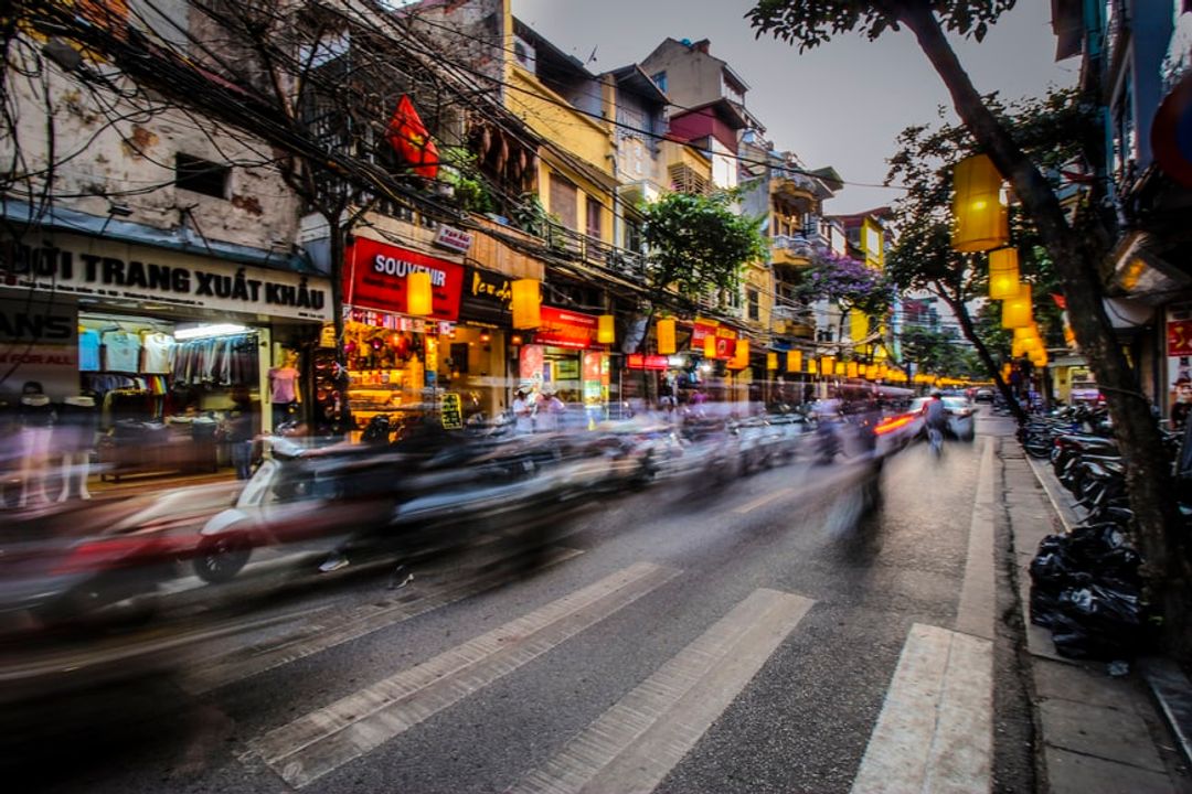 Con đường nhộn nhịp, ai cũng vội vàng