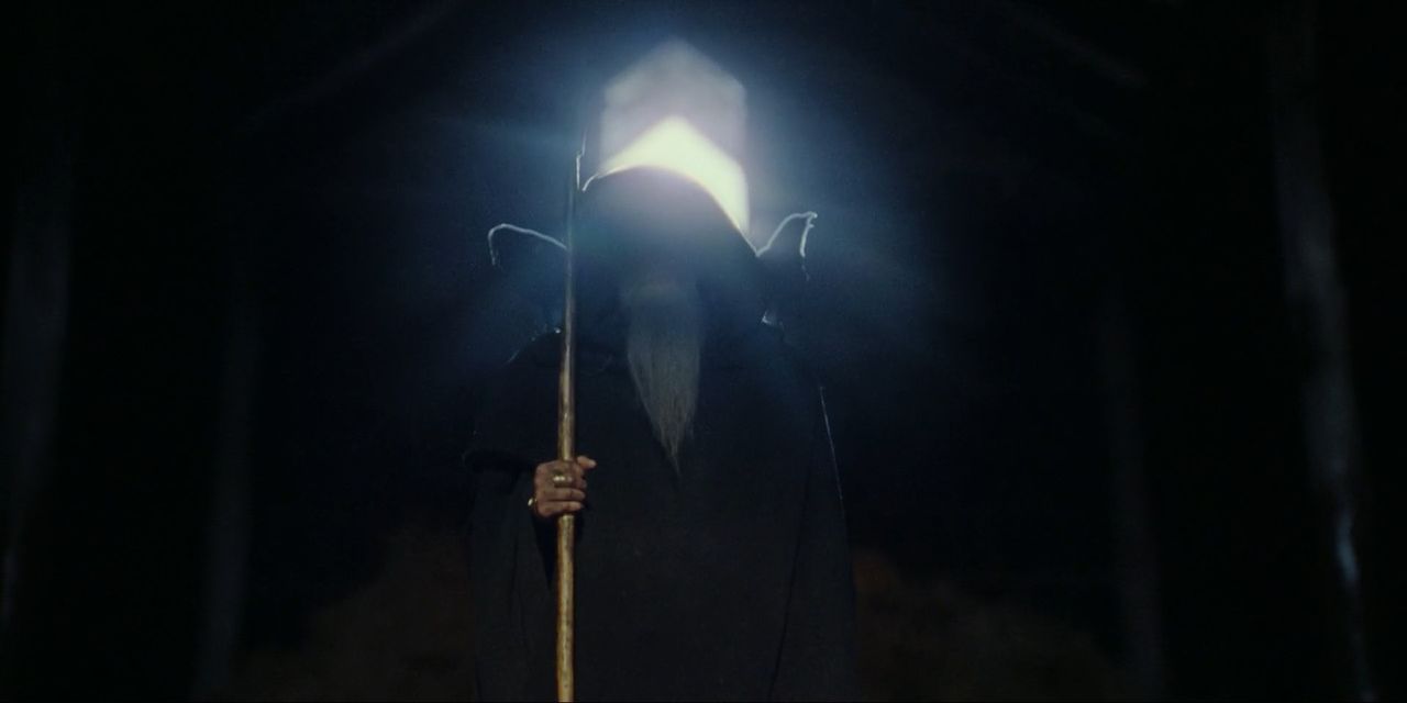 Odin: Không còn xa lạ gì nữa đúng không. Vị Cha Chung - nam thần tối cao cai quản Cửu giới và lãnh đạo thần tộc Aesir. Odin được nhắc đến cùng lời sấm truyền ngay cảnh mở đầu và sau đó trở đi trở lại rất nhiều lần trong bộ phim. Vương quốc Hrafnsey của vua Qụa thờ thần Odin như vị thần bảo trợ, chính Aurvandil cũng luôn nhắc nhở con trai mình về sự kính trọng dành cho thần, thần tích Odin chấp nhận đánh đổi một con mắt của mình tại giếng thần Mimir để đổi lấy tri thức và sự thông thái cũng là bài học quan trọng mà người cha muốn dạy cho con trai mình. " Khôn ngoan như mọi kẻ khác, nhưng đủ khôn ngoan để trở thành kẻ ngu ngốc". Trong khung hình này, thần xuất hiện cùng hai con quạ Hugin (suy nghĩ) và Munin (Kí ức). Chúng bay khắp trần gian để thu thập tin tức và luôn kề cận bên thần như những bề tôi trung thành nhất. Ở một tầng ý nghĩa khác, hình ảnh con quạ cũng đại diện cho linh hồn của Vua Qụa, luôn theo sát hành trình của con trai mình và khơi lên ngọn lửa căm thù trong lòng anh ta.