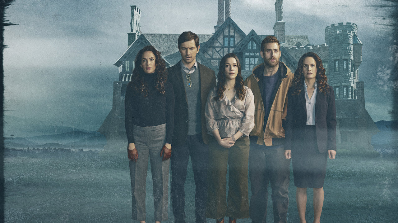 Từ trái qua: Theo (Kate Siegel), Steve (Michiel Huisman), Nell (Victoria Pedretti), Luke (Oliver Jackson-Cohen) và Shirley (Elizabeth Reaser).