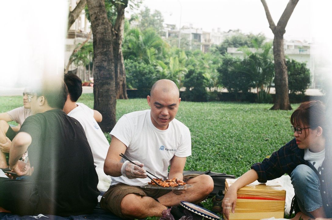Đây là mình, đầu trọc, đang nướng thịt cho các bạn