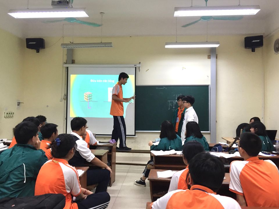 Một seminar chủ đề Tĩnh học Vật rắn trong lớp học của mình