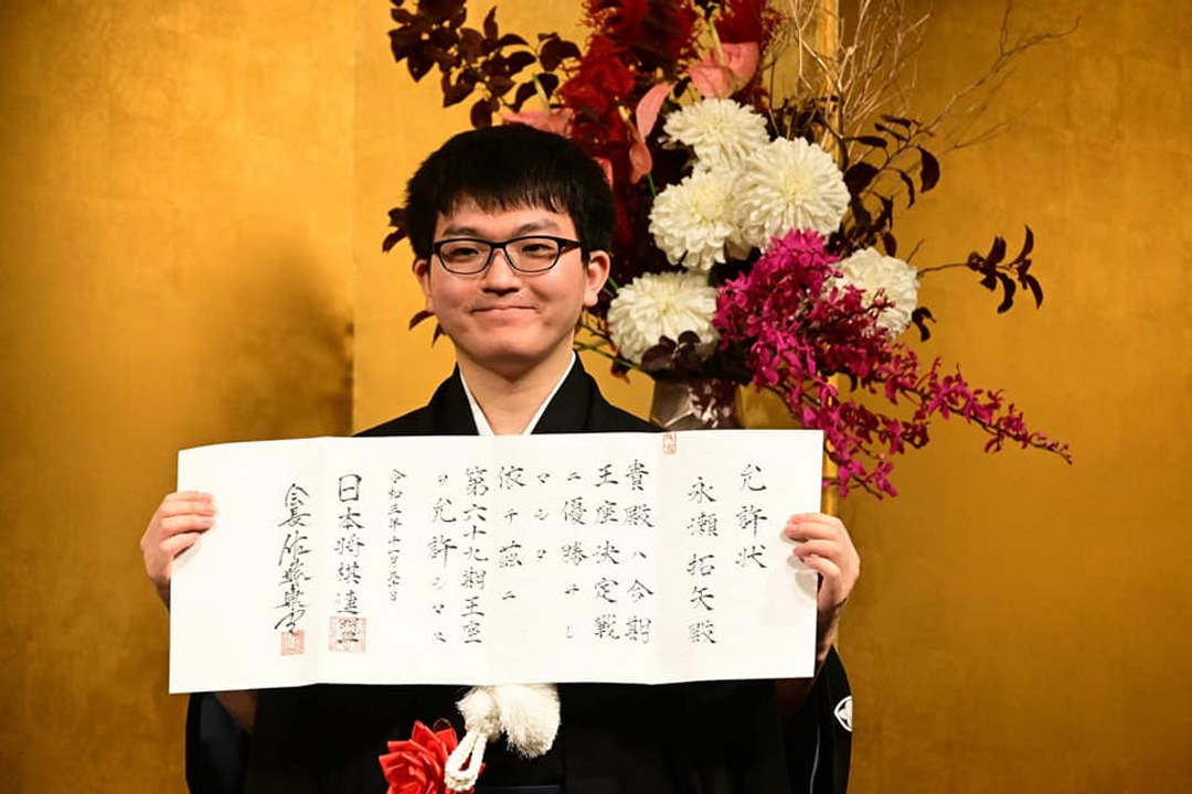 Ngày 30/11, Takuya Nagase Vương Toạ đã được vinh danh bằng việc chiến thắng Kimura Kazuki Cửu đẳng. Trong bài phỏng vấn, anh cũng đã bày tỏ sự ngưỡng mộ với lão tướng Kimura, “chú ấy là hình mẫu lí tưởng của tôi, khi ngoài 40 rồi vẫn đang chiến đấu rất nhiệt”.