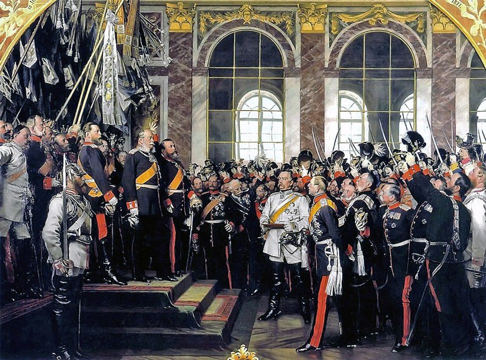 <i>LỄ TUYÊN BỐ THỐNG NHẤT ĐỨC (18/01/ 1871) tại cung điện Versailles. "Thủ tướng Sắt" Otto von Bismarck mặc áo trắng đứng giữa. Đứng trên bục là Hoàng đế Phổ Wilhelm I (đang giơ tay), bên phải ông là Thái tử Friedrich (sau này là Hoàng đế Friedrich III). Tranh vẽ của Anton von Werner.</i>