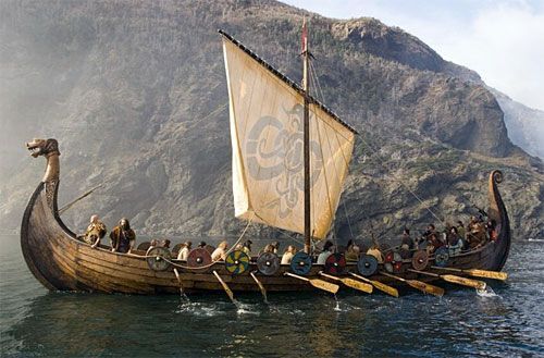 Những con tàu Snekkja (trong hình) của người Viking rất mạnh mẽ, bền bỉ, được chế tạo tinh xảo và đi trước thời đại về nhiều mặt. Trở thành 1 phần văn hóa của Vikings.