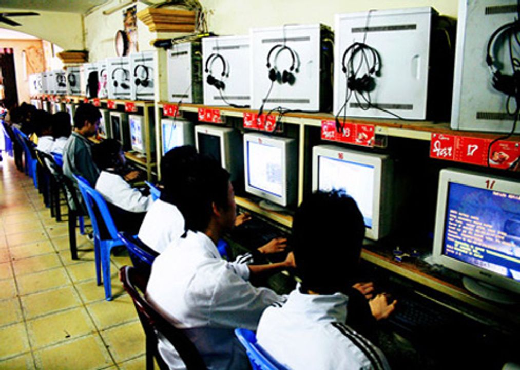 Quán net của lứa cuối 8x, đầu 9x... cực kỳ ấm cúng và khác xa những Game Center hiện đại như bây giờ ^^ (Nguồn: Chungta.vn)
