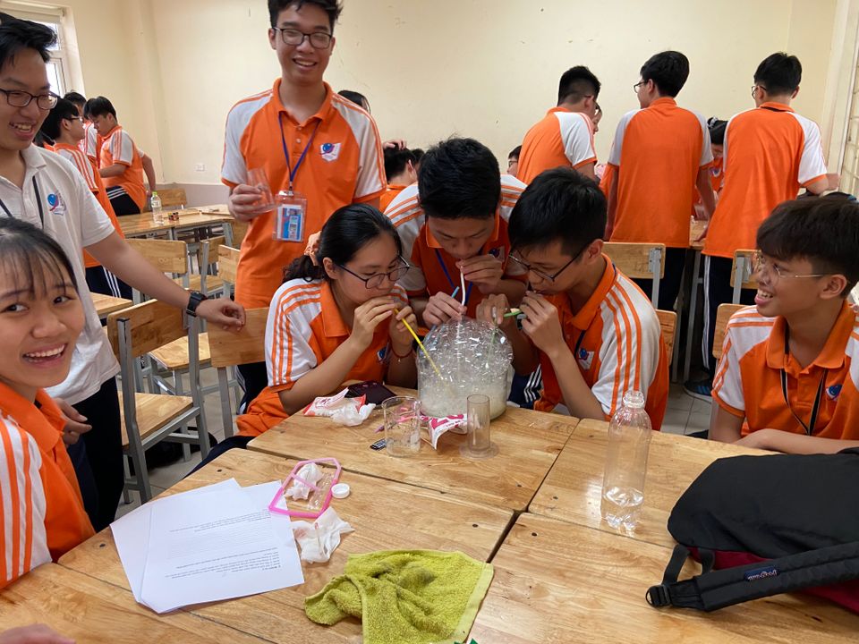 Thầy mua cả chai nước rửa bát làm thí nghiệm để mấy đứa thổi thế này