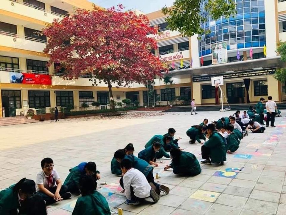 Học sinh vẽ tranh bằng phấn trên sân trường. Nguồn: Giáo viên NTT