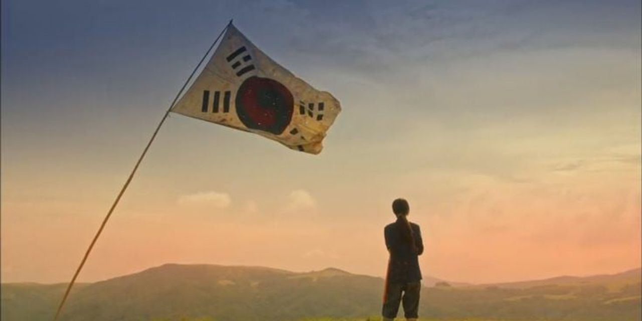 <i>Tương lai của một đất nước, lớp người này ngã xuống, lớp người khác cầm súng đứng lên.</i>