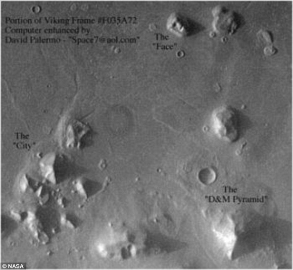 Các "Kim tự tháp" nằm ở góc trái phía dưới. Ảnh: NASA