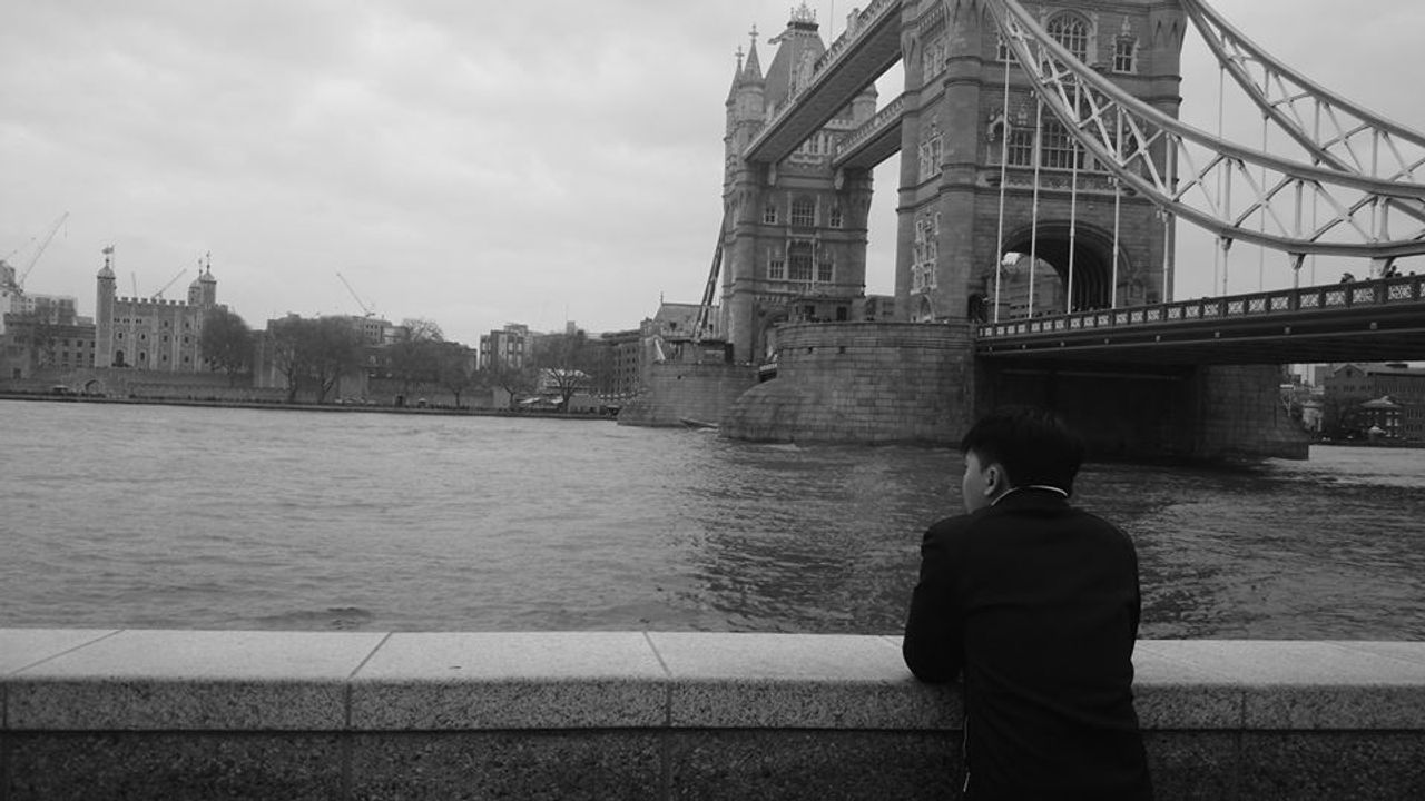 Và cái cảm giác mênh mang như chính dòng sông Thames ấy vậy. Những cuộc tình chóng vánh chẳng đi về đâu ... sự thay đổi chóng mặt của vận mệnh - của cuộc tái sinh và trưởng thành ... Và của một thế giới rộng lớn đến như thế, liệu có nơi đâu thực sự là nhà? ...