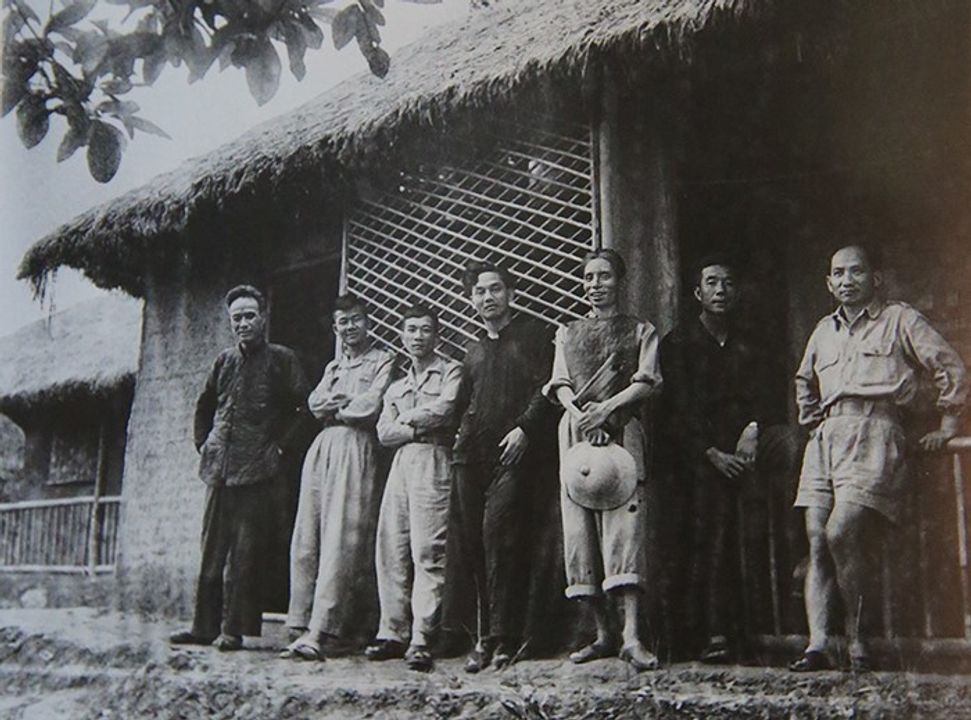 Các văn nghệ sĩ tại trụ sở Hội Văn nghệ Việt Nam ở xóm Chòi (Đại Từ, Thái Nguyên) năm 1949. Từ trái qua: Ngô Tất Tố, Nguyễn Xuân Sanh, Tố Hữu, Xuân Diệu, Thế Lữ, Nguyễn Huy Tưởng, Nguyễn Tuân. Người chụp bức ảnh này là Trần Văn Lưu.
