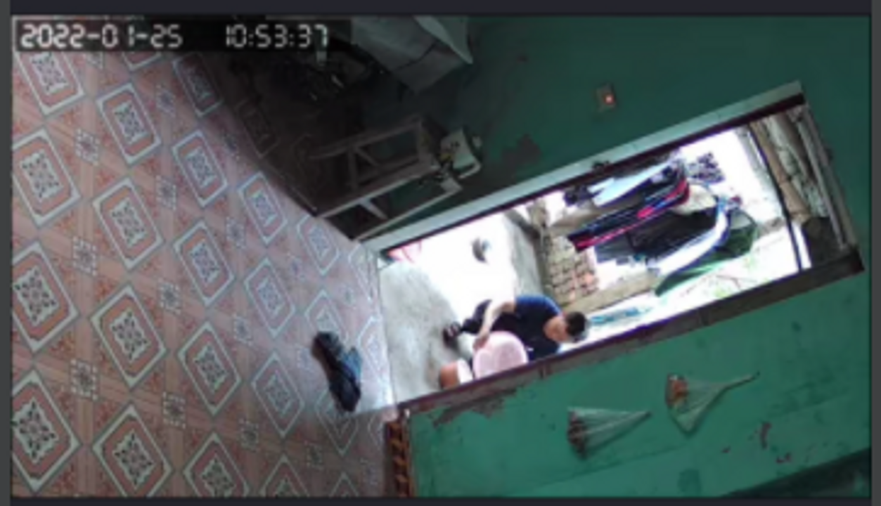 Check camera về, thấy bố đang lúi húi chuẩn bị đồ dưới bếp
