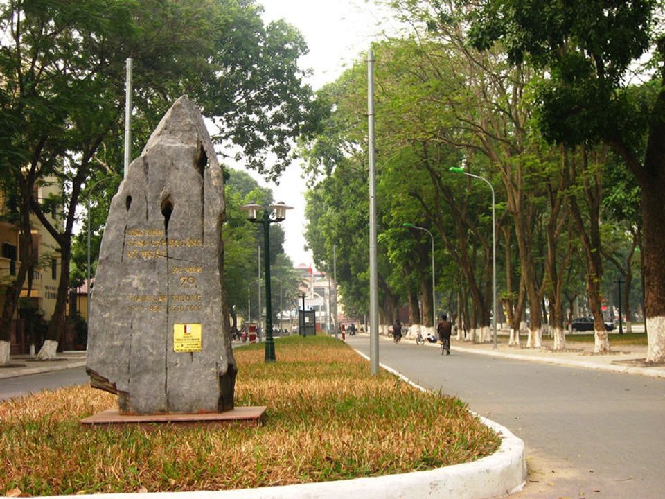 Còn đường ra cổng Parabol bên hàng cây xanh mát (ảnh: Internet)