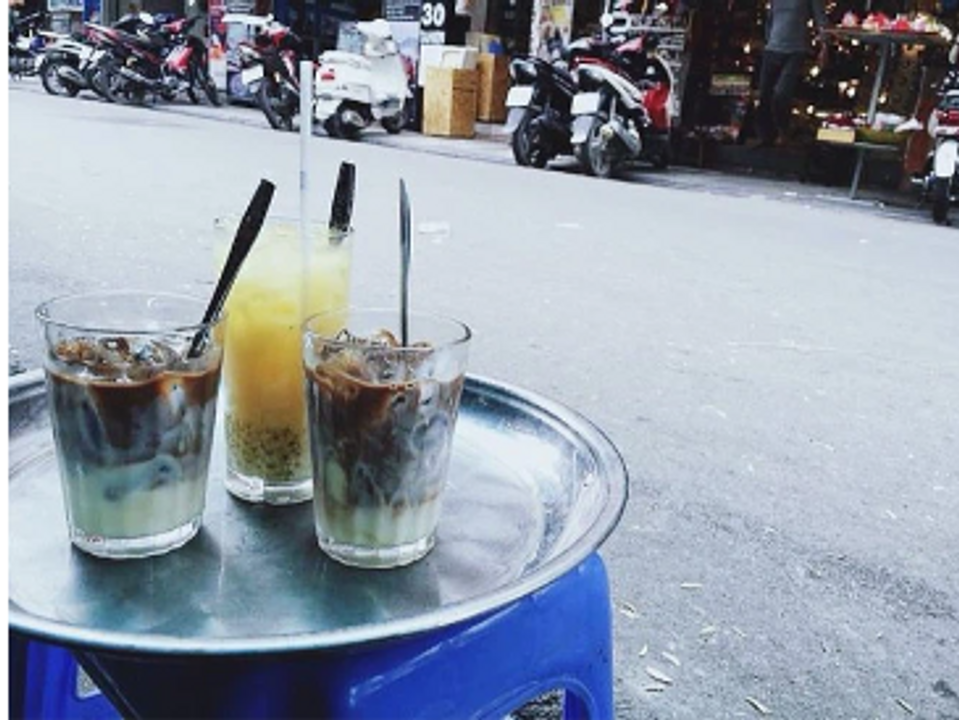 Cà Phê Vỉa Hè...!
