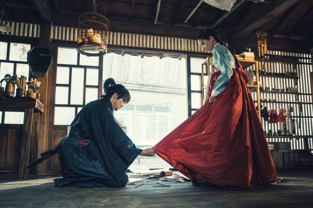 <i>Ngươi biết không, lụa cũng có thể làm đứt tay đấy.</i>