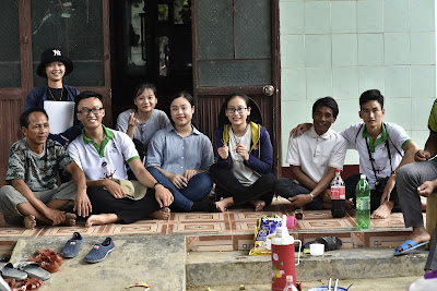 <i>Cuộc nói chuyện, chia sẻ của các bác Jun, cựu trưởng thôn của Đồng bào Bana (người đầu tiên nhìn từ trái qua)</i>