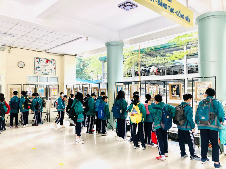 Một triển lãm tranh của học sinh tại sảnh. Nguồn: Giáo viên NTT