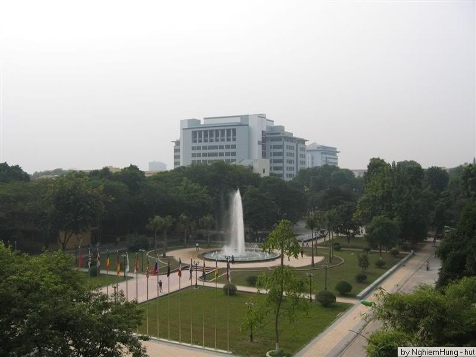 Quảng Trường C1 nằm giữa những bóng cây xanh (Ảnh: svbk.vn/)