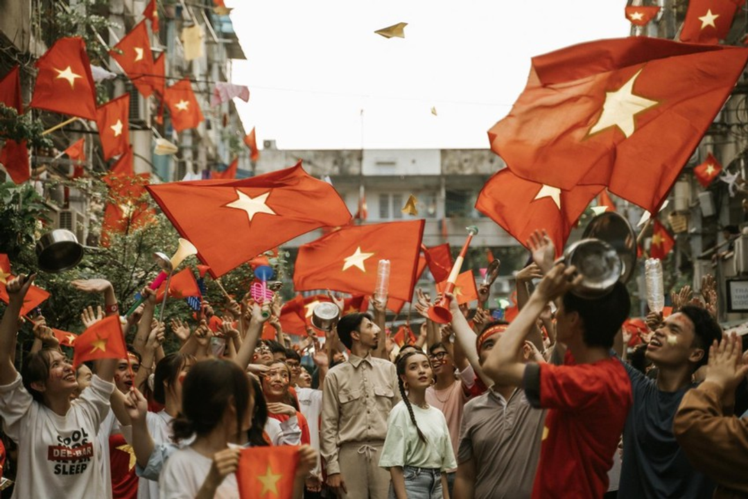 Cờ bay trong khi tập thể cũ