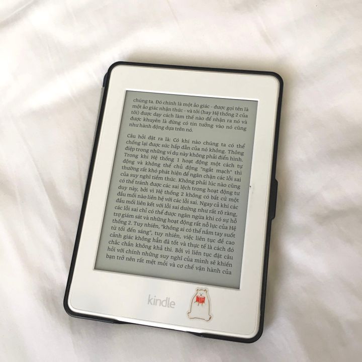 Vỏ ngoài paperwhite, mặt đằng sau máy cũng giống viền trắng đằng trước ạ.