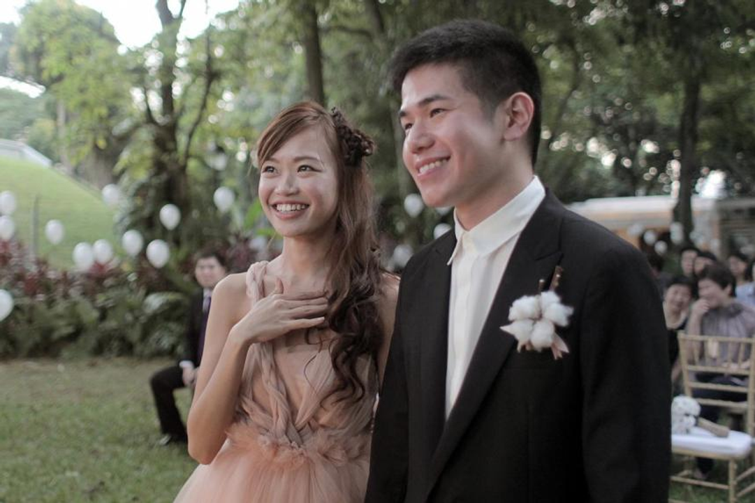 Karen Wai và chồng trong đám cưới năm 2013
(https://www.herworld.com/weddings/singapore-weddings-i-do-my-way/)