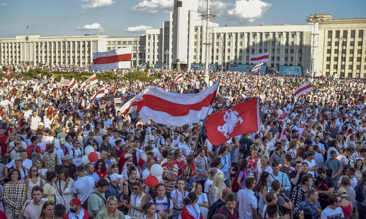 <i>Người biểu tình phản đối Tổng thống Lukashenko tại thủ đô Minsk, Belarus ngày 16/8/2021 (nguồn: VNExpress)</i>