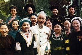 <i>Chủ tịch Hồ Chí Minh chụp hình chung với Đồng bào vùng xa.</i><br>