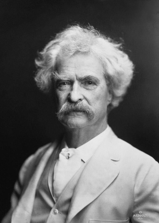 William Faulkner viết rằng Mark Twain là "nhà văn Mỹ thực sự đầu tiên, và kể từ đó tất cả chúng ta đều là người thừa kế của ông ấy"
Ảnh Mark Twain năm 1907