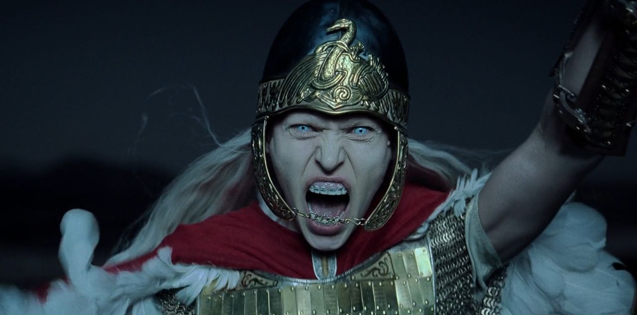 Valkyria: những nữ thần phục vụ dưới trướng Odin. Họ là những nữ chiến binh xinh đẹp và hổ báo (trên hình là tục vẽ răng chứ không phải niềng răng đâu các mẹ nhé nên đừng hỏi tôi vì sao Valkyria lại niềng răng), cưỡi trên lưng ngựa có cánh, bay lượn nơi chiến trường để lựa chọn những tử binh dũng cảm nhất trong mỗi cuộc chiến. Một nửa trong số những linh hồn này sẽ được đưa về đại điện Valhöll, nửa còn lại sẽ được đưa tới cánh đồng Folkvangr của nữ thần Freyja. Đây là lí do vì sao người hầu gái hát rằng đã nhìn thấy linh hồn của chủ nhân tại đại điện của Freyja khi tiễn đưa Thorir. ( Nhưng nói thật ông anh vô dụng này thì còn lâu mới tới được mấy nơi linh thiêng đấy, vì ổng dặt dẹo quá trời mà). Quay trở lại với Valkyria, niềm khao khát lớn nhất của cha con Amleth luôn là được nương tựa vào các nữ thần này để đến được cánh cổng của Valhöll , yeah, cái này có được coi là nam tính độc hại không nhể?