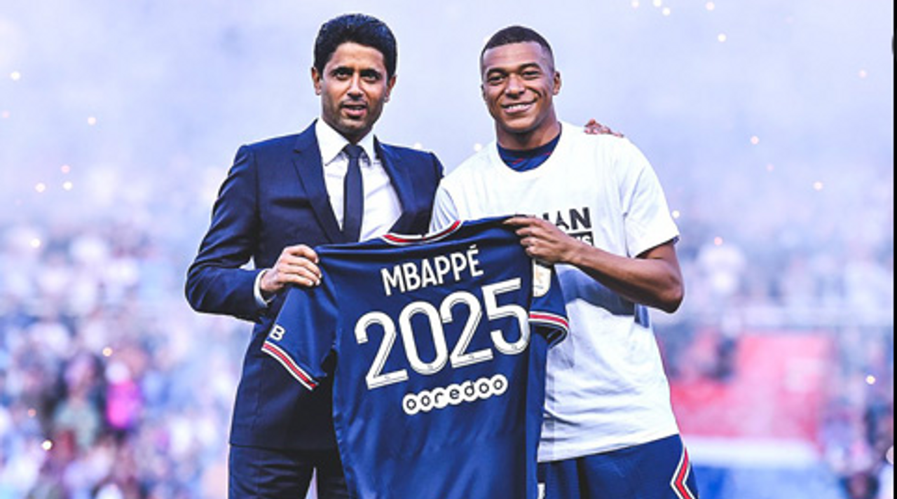 Mbappe chính thức gia hạn tới năm 2025 với PSG