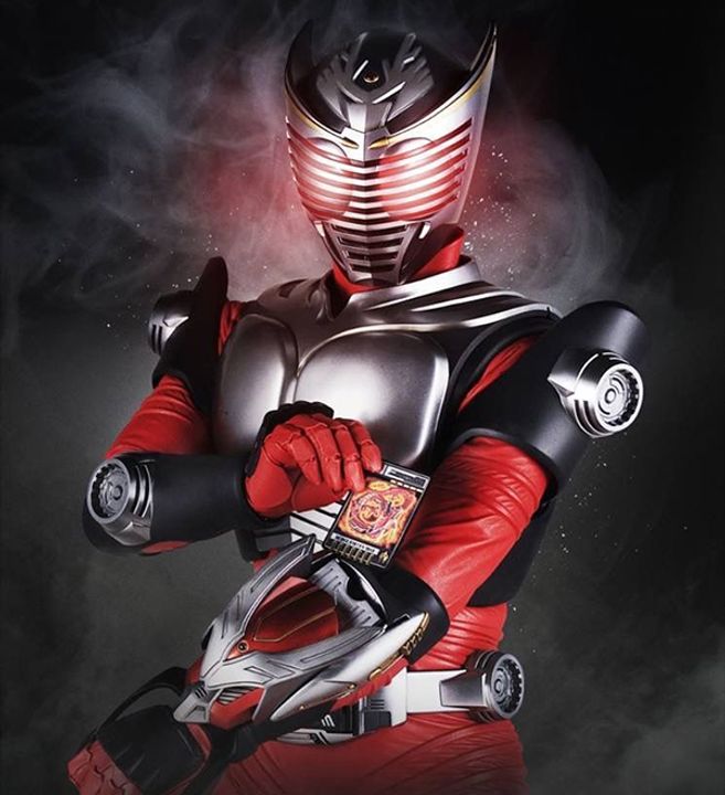 Hình 7: Kamen Rider Ryuki triệu hồi Dragreder (nguồn google)