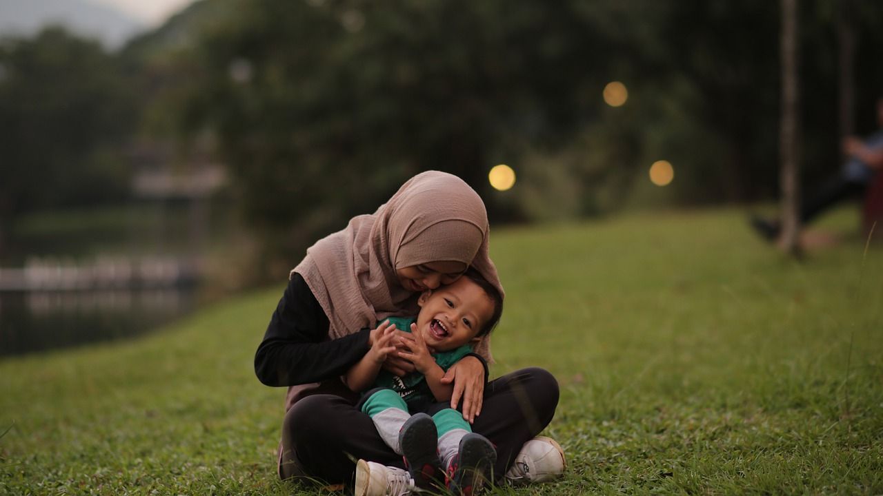 Мальчик любит маму. Фотосессия мальчик с мамой. Мама мальчишек. Мать с мальчиком. Мальчик мама дом.