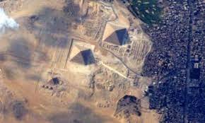 Quần thể kim tự tháp Giza. Ảnh: Google