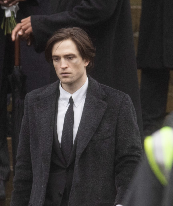 Một Bruce Wayne năm 2 dường như vẫn còn chưa đủ sức lực để gánh vác trên vai trọng trách lớn lao này.