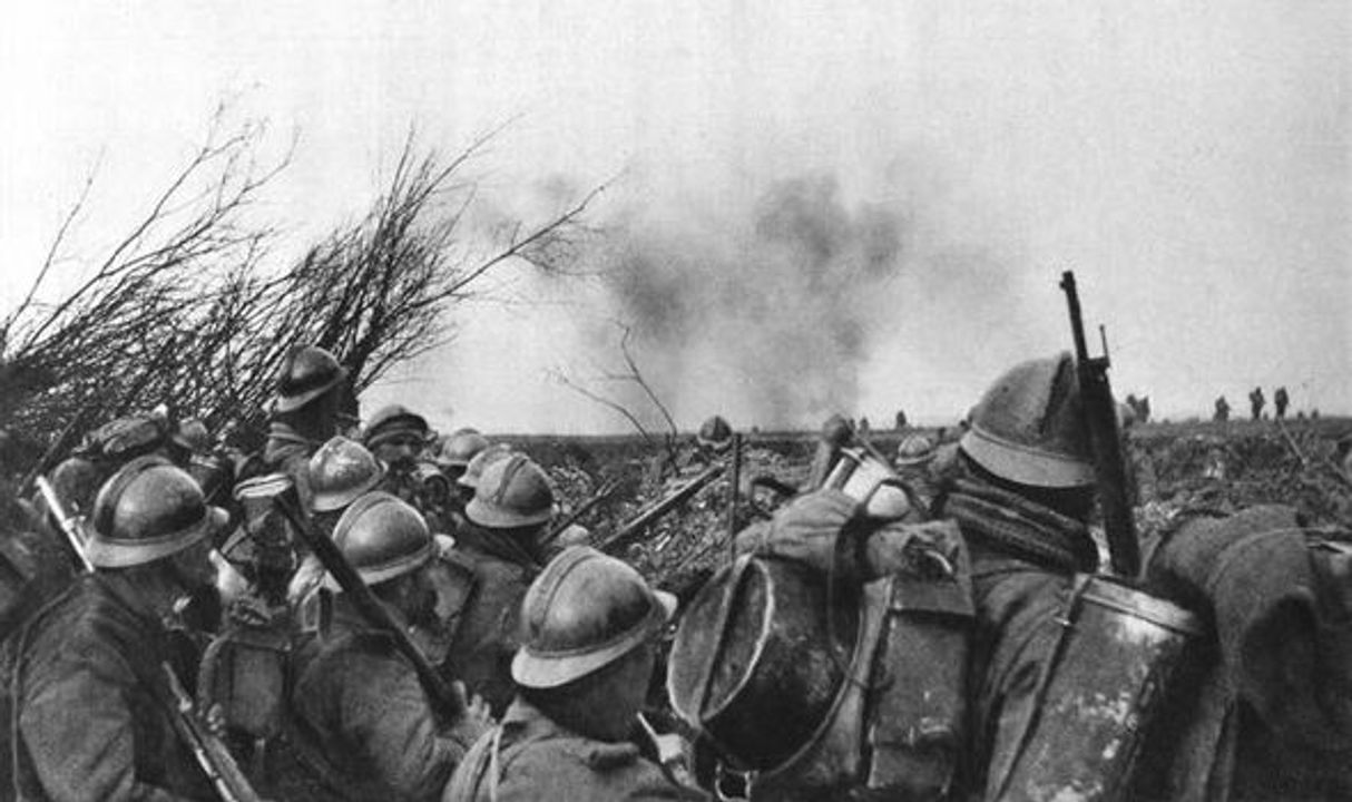 <i>TRẬN VERDUN (21/02/1916 - 18/12/1916): Quân Đức đánh thẳng vào pháo đài Verdun - mũi nhọn phòng thủ của Pháp. Quân Pháp chống trả quyết liệt, và phòng thủ được pháo đài. Tổng cộng có hơn 300.000 người chết ở cả hai phe. Người Đức không chiếm được Verdun nhưng quân Pháp cũng đã kiệt quệ. Đây là trận đánh dài nhất và kinh hoàng nhất của Thế Chiến 1. Nhiều sử gia gọi đây là "trận đánh tồi tệ nhất lịch sử" vì cả hai phe đều tổn thất quá nặng.</i>