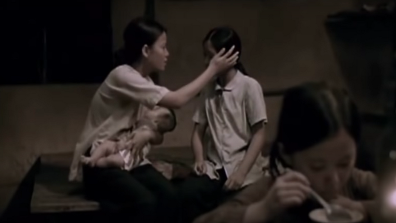 Người mẹ khuyên con gái tiếp tục đi học