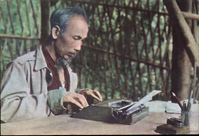 <i>Bác Hồ đang viết</i>