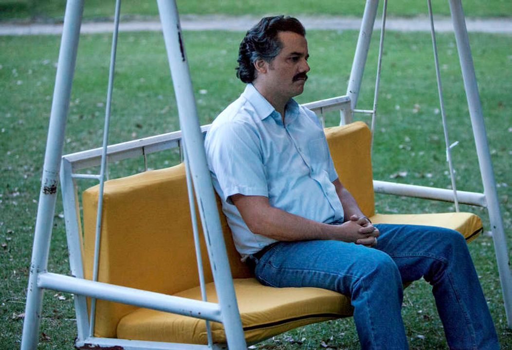 "Tiền nhiều để làm gì, tiêu gì cho hết đây" - Escobar. Ảnh từ series Narco trên Netflix