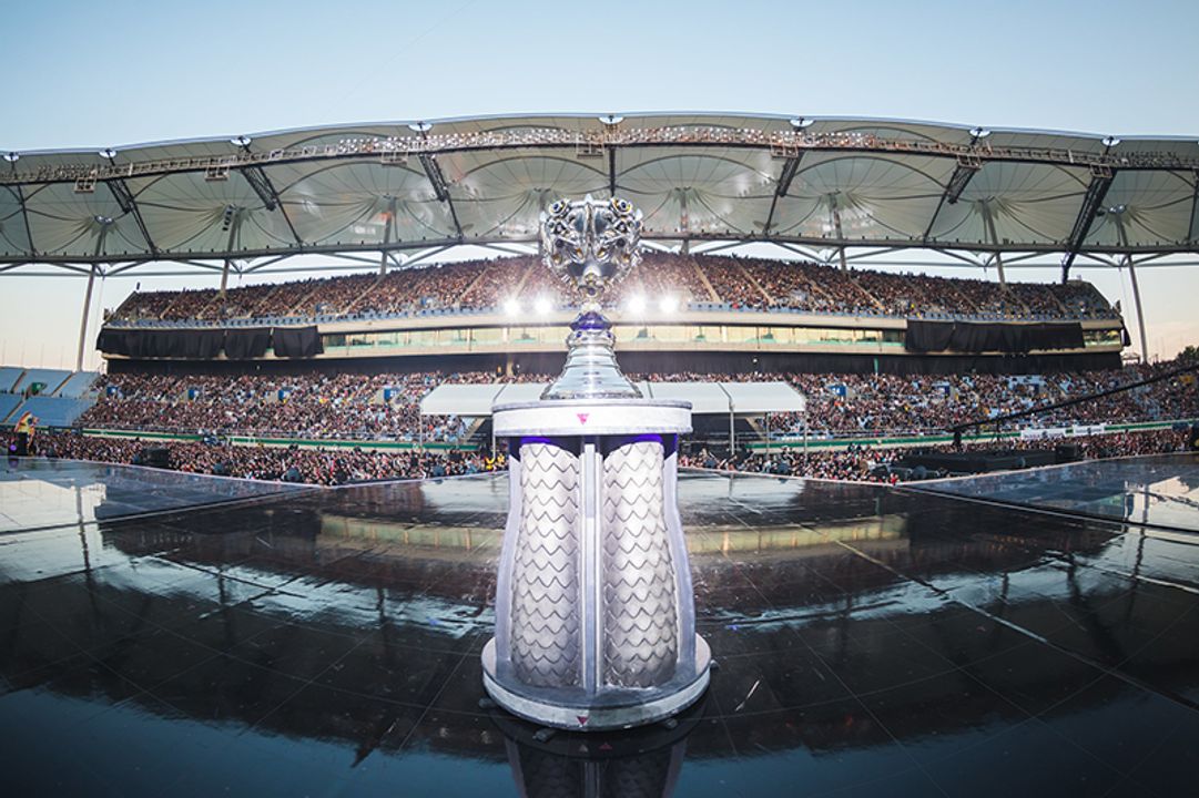 <i>Summoner's Cup dành cho nhà vô địch Chung Kết Thế Giới của Liên Minh Huyền Thoại</i>