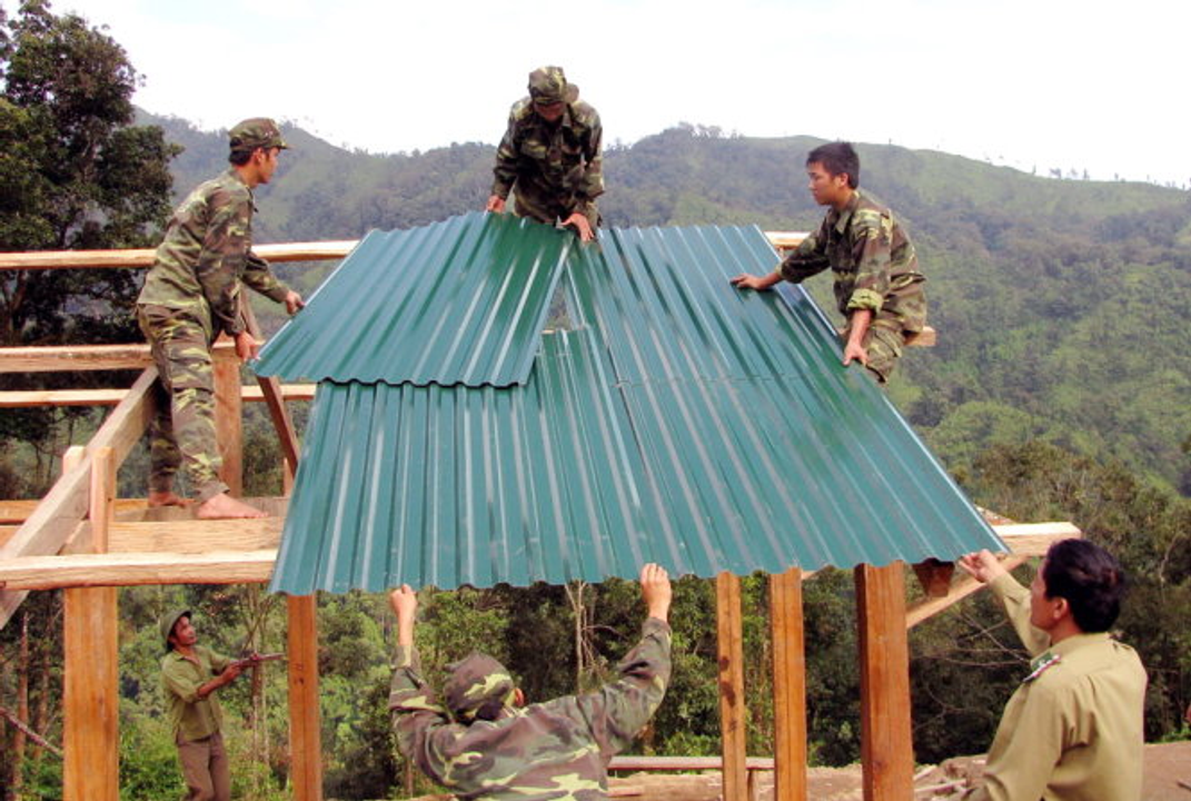Do địa lý giáp biên giới, người La Hủ được giúp sức mạnh mẽ từ phía các chiến sĩ bộ đội biên phòng để phát triển. nguồn ảnh: tuoitre.vn