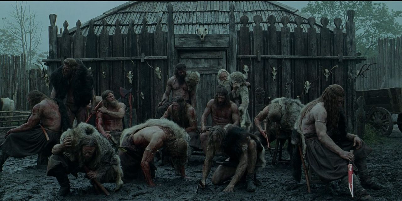 Amleth đã từng là một Berserker (Anh ta tự xưng là Amleth Bear - Wolf). Phải lưu lạc từ khi còn nhỏ, mang trong mình mối thù mất gia đình và vương quốc, Amthlet đã được nhận nuôi bởi một trong những Berserker và rồi nhập bọn cùng họ. Đây là những nhóm chiến binh vô chính phủ, thờ phụng Odin và chiến đấu bất chấp trên chiến trường. Luôn xuất hiện với vẻ ngoài hoang dã cùng những bộ da thú, Berserker là nỗi kinh hoàng với tất cả những vùng đất mà họ quét qua. Thiện chiến, dũng mãnh, tàn bạo và kinh hoàng luôn là những từ ngữ có thể gán với nhóm người này. Cứ xem trường đoạn đội này càn qua một ngôi làng Slav thì biết, có khác gì diễn họa tranh tận thế của Hyronimus Bosch không? (Nhưng đoạn đó Egger làm hay tuyệt huhu, xem mà mình cứ cảm thức về Come and See, nhất là cảnh khuôn mặt lạnh tanh của Amleth với backgound là ngôi nhà đang cháy bừng bừng). Thậm chí trong phim còn đầu tư hẳn cho đội anh em giang lake này một cảnh lên đồng đúng chuẩn nghi thức luôn. Vì quen nghiệp chém giết man rợ này nên ranh giới giữa người và thú trong Amleth có những lúc vô cùng mong manh.