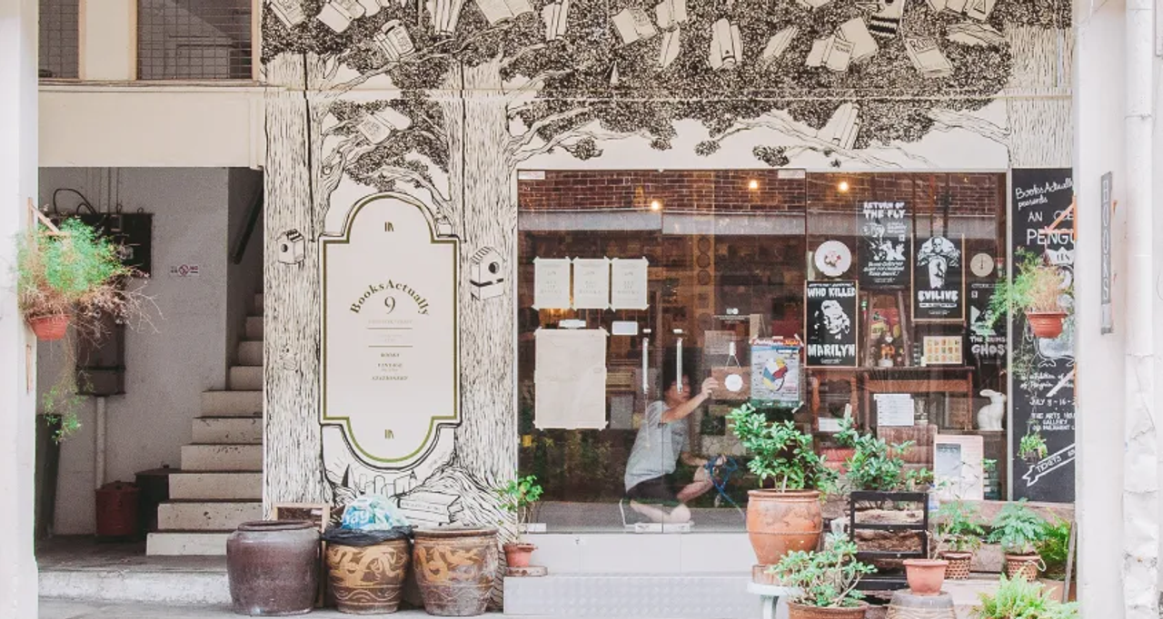 Hiệu sách BooksActually trên phố Yong Siak thuộc Tiong Bahru.
(https://rafflespress.com/2017/04/02/raffles-reviews-a-new-collaboration-with-booksactually/)