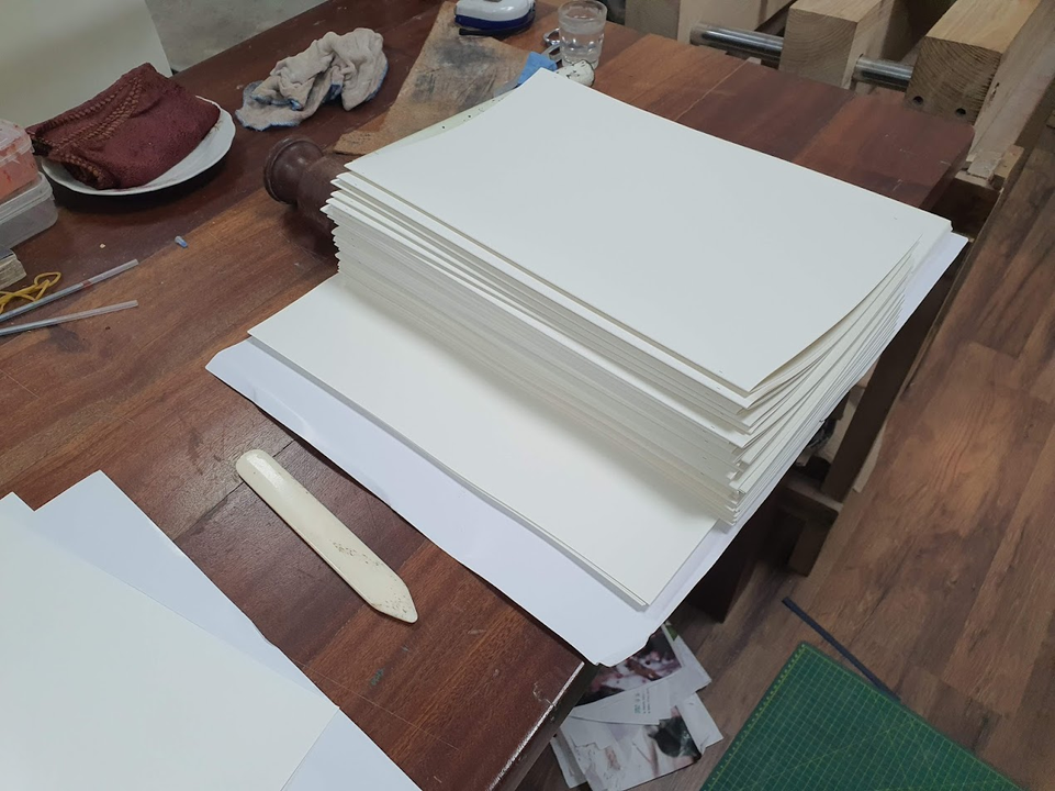 Gấp các tay sách với dụng cụ bonefolder - que vuốt form