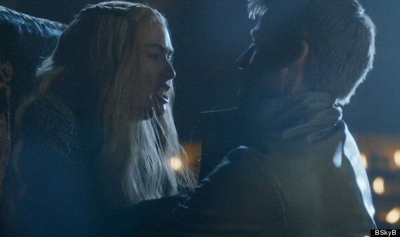 Jaime và Cersei trong ss4 của Game of Thrones. Phân cảnh Jaime rape chị gái mình đã dẫn đến một số tranh cãi