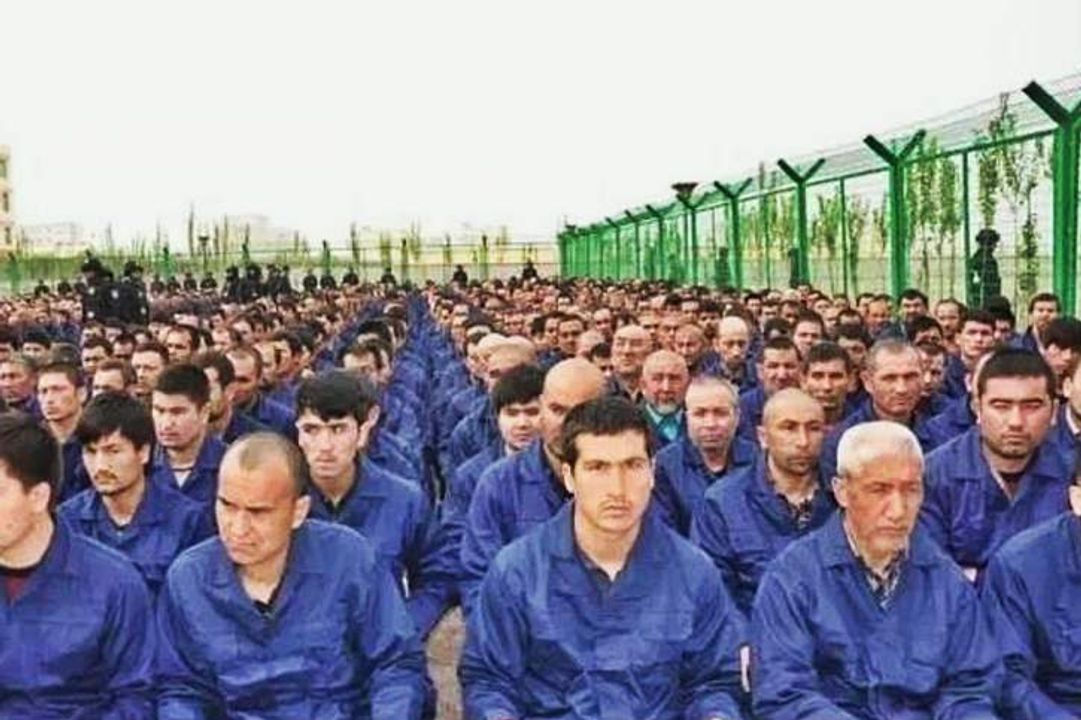 Những người bị giam giữ lắng nghe một bài diễn văn trong một trại giam ở Xinjiang, tháng 4, 2017.