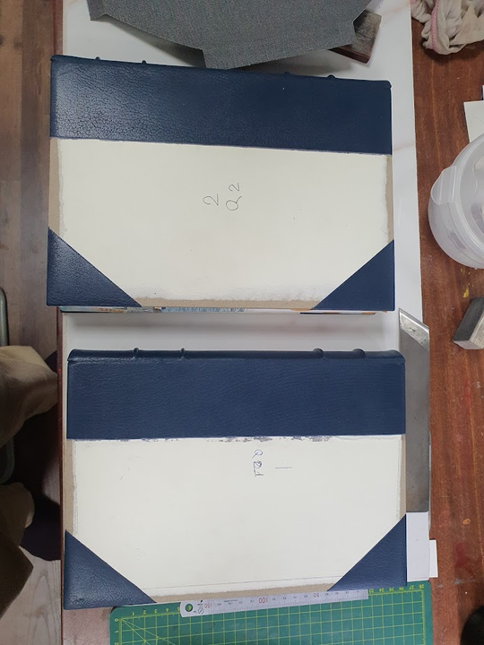 Bọc xong phần gáy và cạnh da cho sách.
