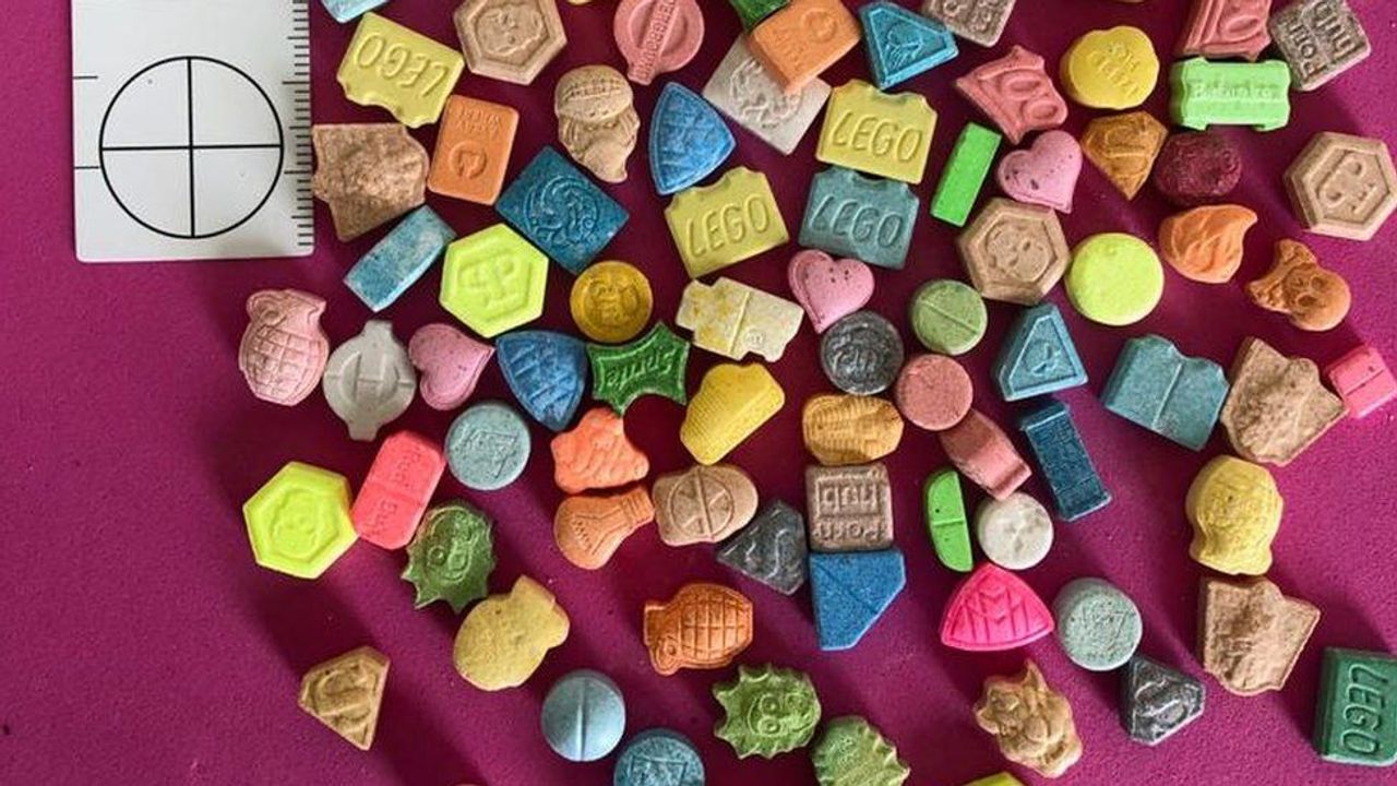 Thuốc lắc, hay MDMA, dễ chế tạo hơn các loại ma túy khác. Lí do là vì thành phần của hợp chất này dễ tìm ngoài thị trường hơn so với các chất khác. Nói vậy thôi chứ mình cũng không biết gì đâu