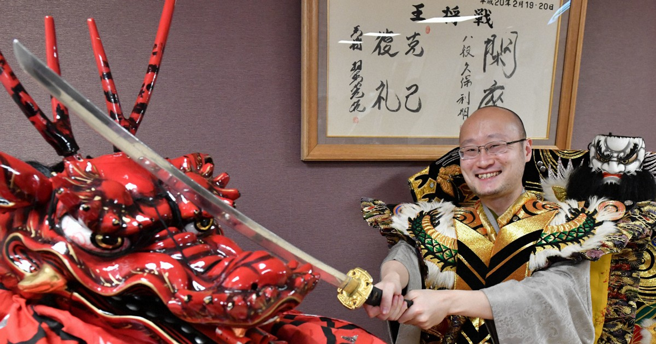 Hình: Nụ cười rất tươi của Akira Watanabe trong buổi chụp ảnh kỉ niệm chiến thắng Vương Tướng. Trong kì Vương Tướng sắp tới, anh sẽ phải bảo vệ danh hiệu trước Fujii Tứ quán, tôi chúc anh còn cười được...