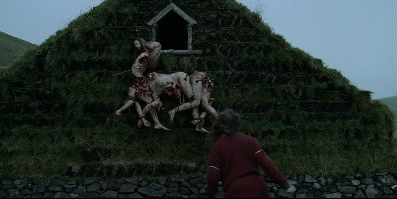 Fact này hơi creepy nhưng nó khá đắt. Amleth quyết tâm "ám" vùng Iceland. Sau khi có gươm báu trong tay, ổng quyết chí biến những người sống trên vùng cỏ xanh thành những nấm mồ "xanh cỏ" luôn, và cứ nhìn tác phẩm đầu tay này của ổng thì biết. Giết hai người bạn của Thorir và chơi xếp đồ hàng thành... (bạn tưởng tượng ra cái gì) - một con ngựa tám chân. Tên của bạn ý là Spleipnir, thú cưỡi của Odin. Chú ngựa này chạy nhanh như gió và luôn theo chân Cha cả trong mọi cuộc chơi. Đây là sản phẩm được sinh ra từ cuộc ái ân "bất đắc dĩ" của Loki và con ngựa Svadilfari. Về chuyện này thì các bạn tự tìm đọc đi vì mình kể ra thì còn gì là hấp dẫn nữa hehe.